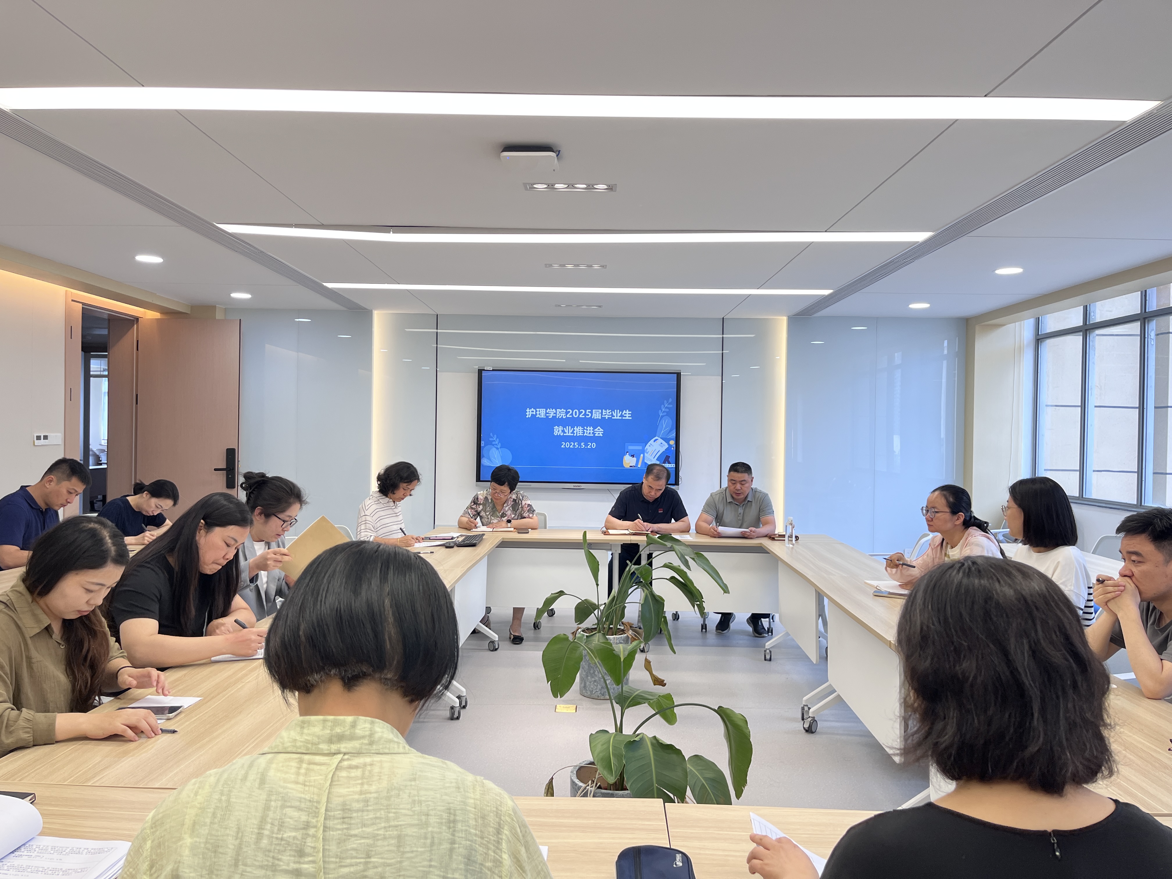 会议现场照片.jpg