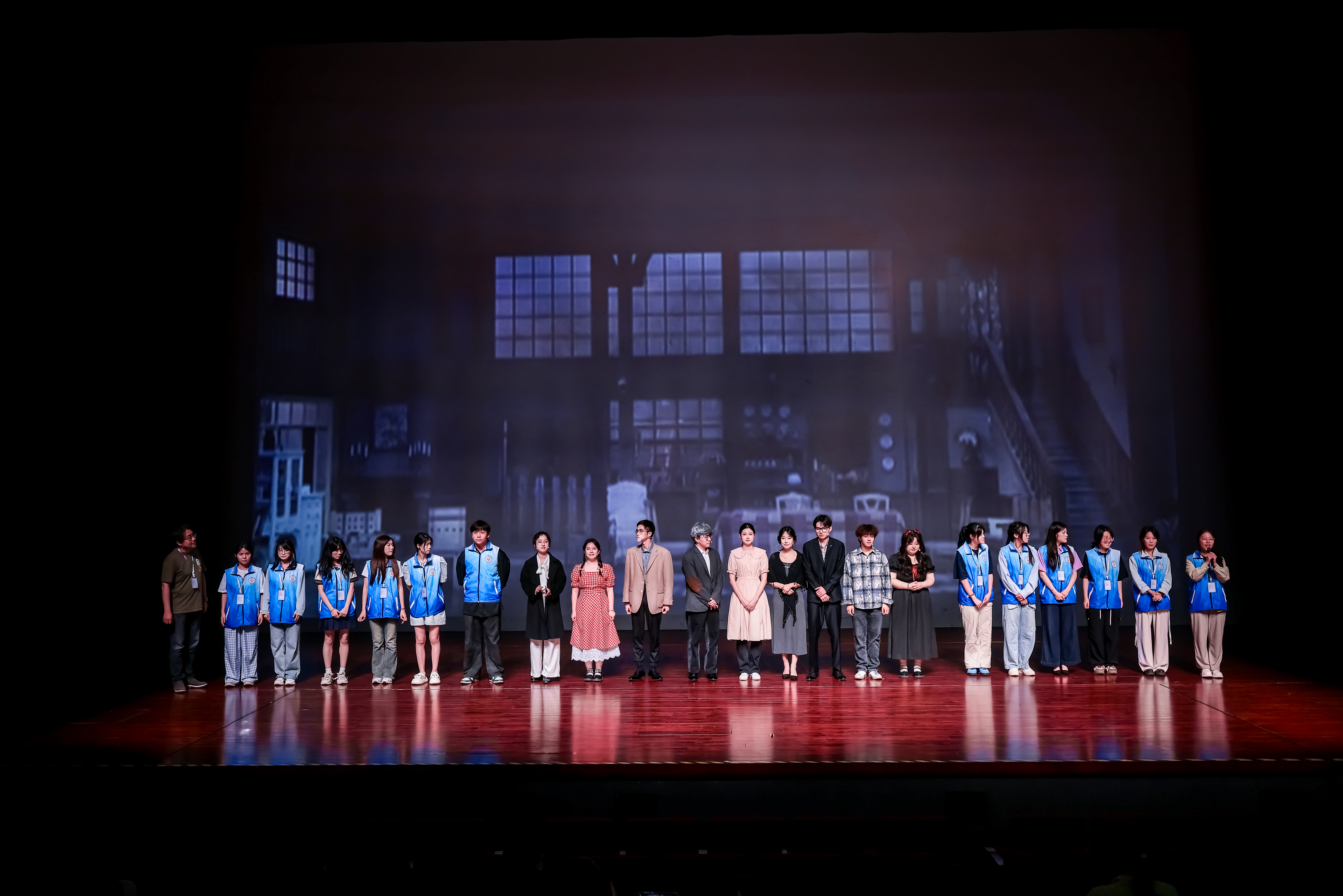 5月25日苏州湾大剧院 演职员合影-拍摄者：孙一凡.jpg