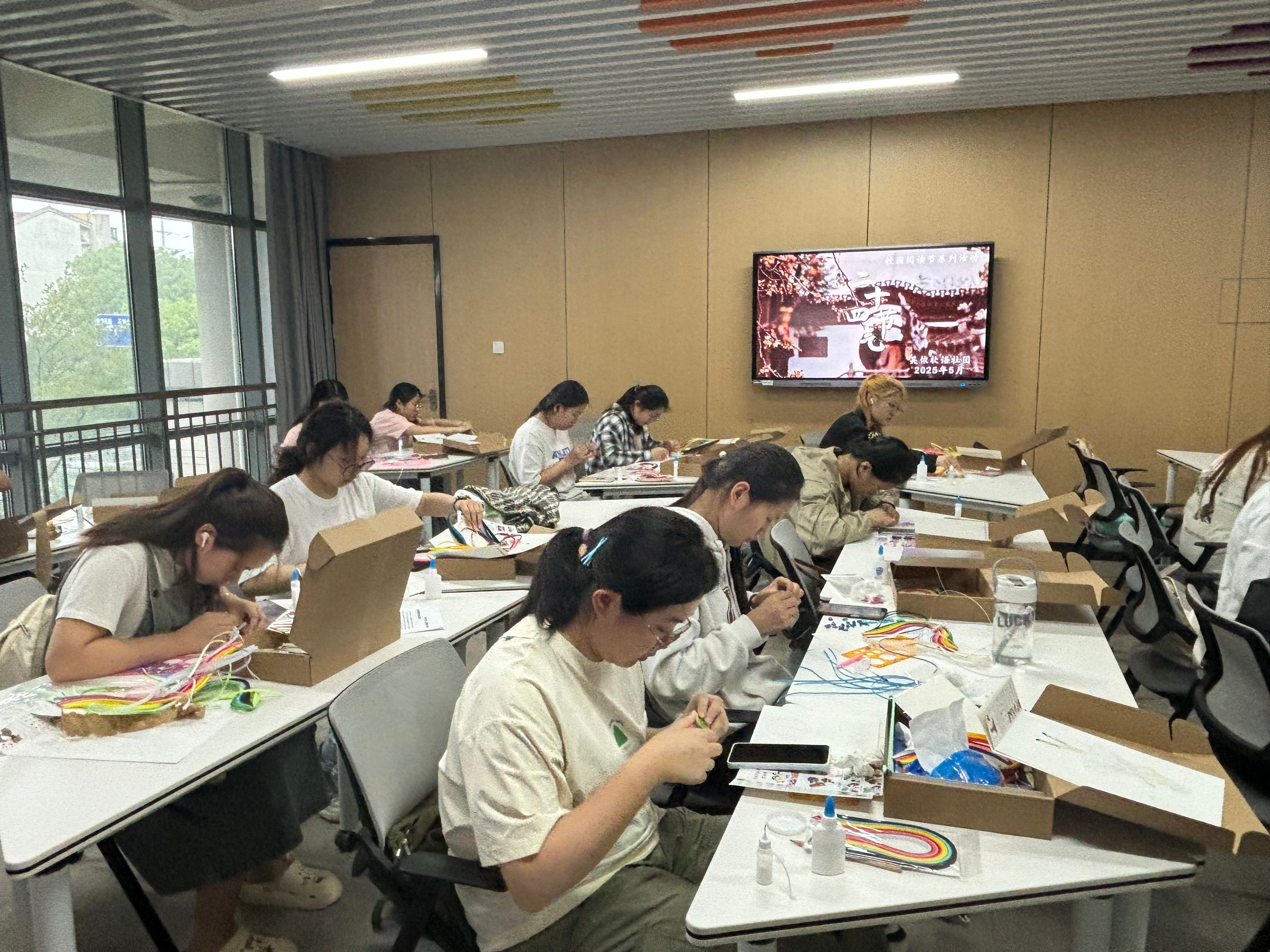 照片2“节气衍纸·吴韵书香”校园阅读节文化体验活动圆满举行+0526、知真楼4号楼209听说教室、社团活动参与者+艾佳慧.jpg