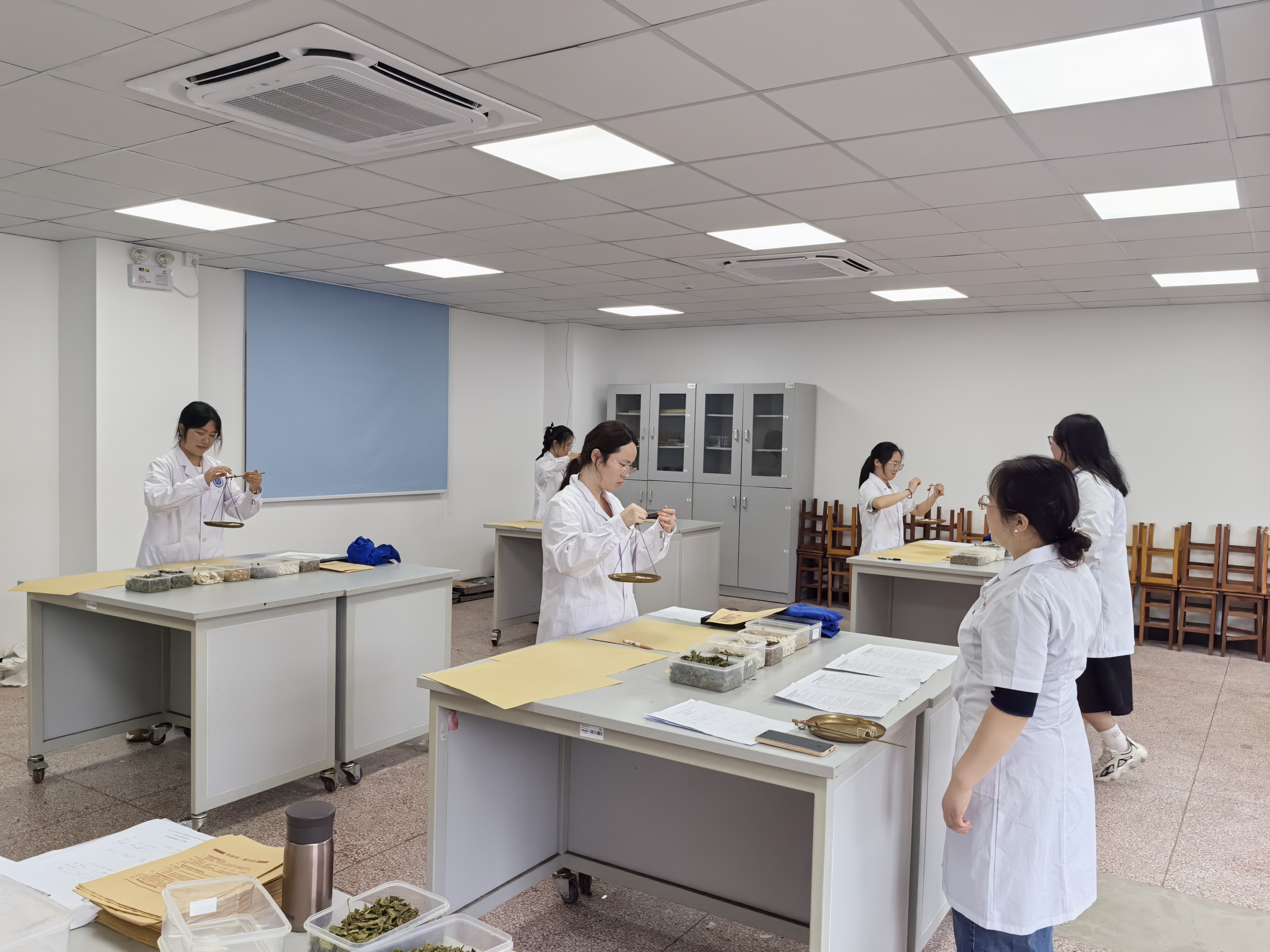 学生进行调剂项目竞赛.jpg