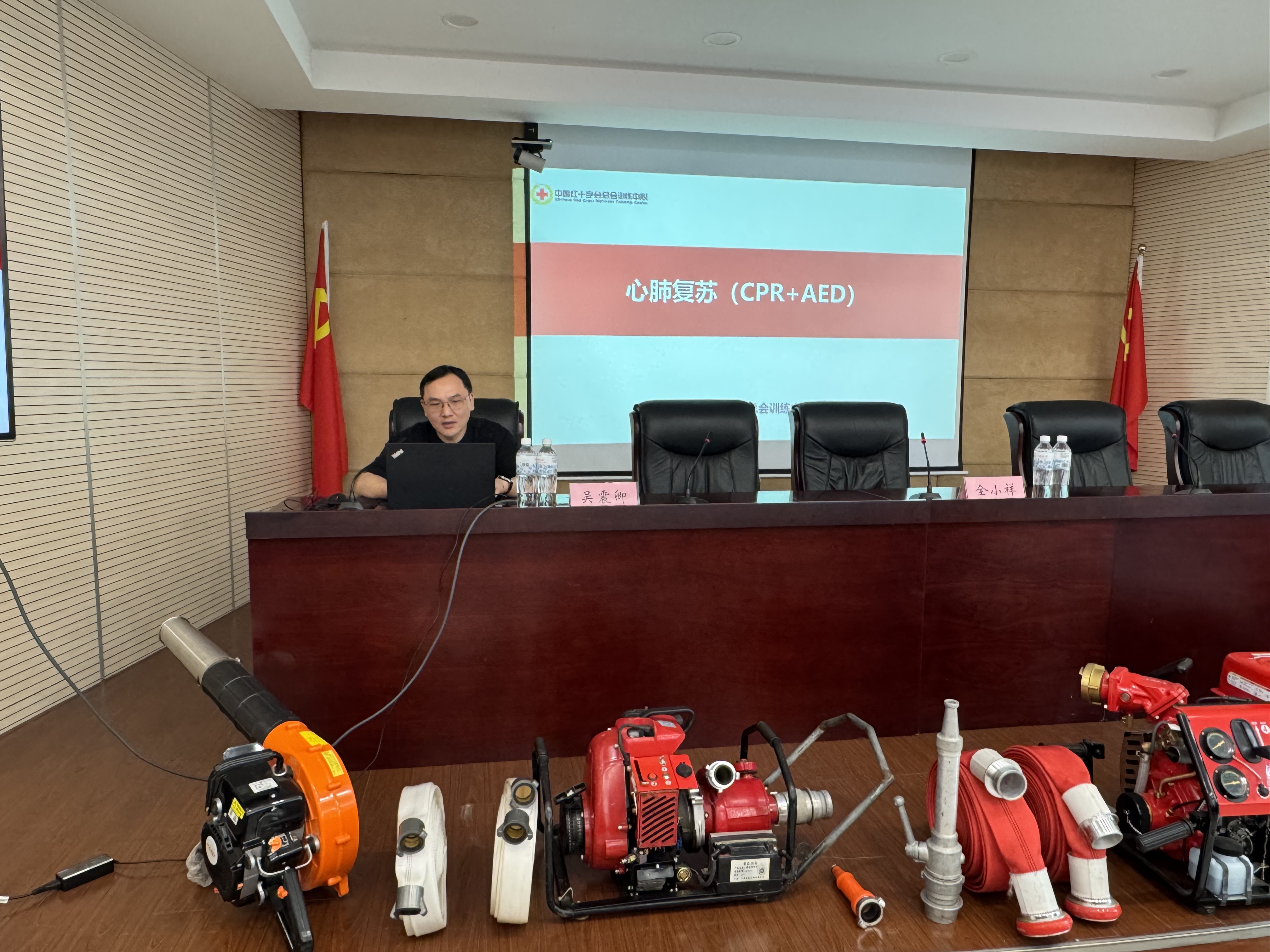 公共基础部与体育部联合党总支第一支部举办主题安全学习暨知识竞赛活动照片+6月19日下午+石湖景区管理处二楼大会议室+吴震卿作讲座照+武真真.jpg