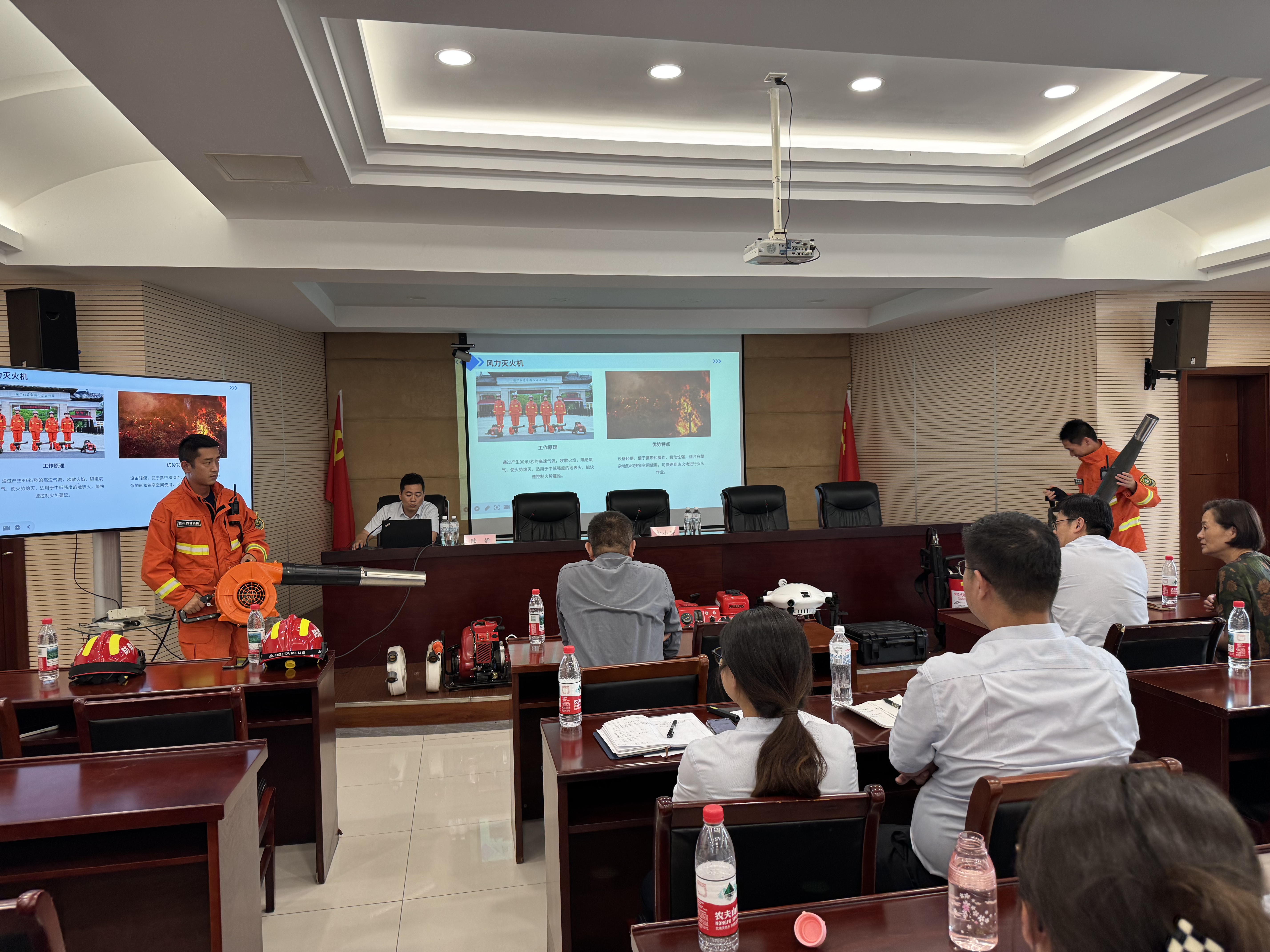 公共基础部与体育部联合党总支第一支部举办主题安全学习暨知识竞赛活动照片+6月19日下午+石湖景区管理处二楼大会议室+陆静作讲座照1+武真真.jpg