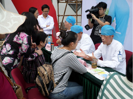 专家为群众答疑.jpg