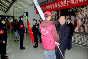 我院副院长罗晓清为志愿者授旗.jpg