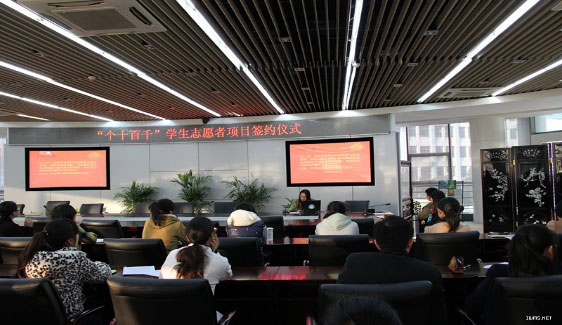 “BUS游苏州”项目负责人向与会人员介绍经验.jpg