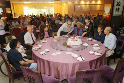 寿星吹蜡烛，茶话会现场其乐融融.jpg