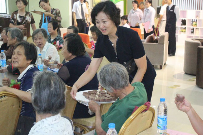 为社区老人送去重阳节的关怀.jpg