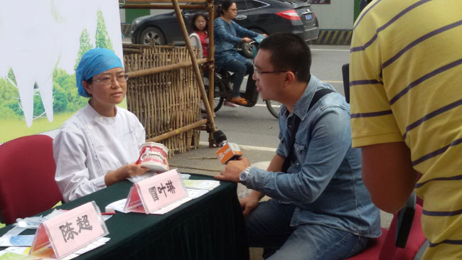 冒主任为记者讲解刷牙方法.jpg