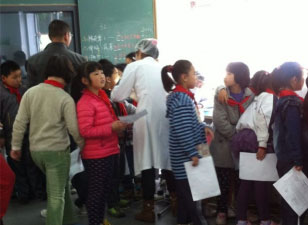 小学生排队等候检查.jpg