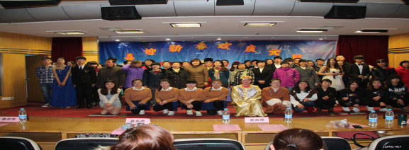 嘉宾们与演职人员合影.jpg