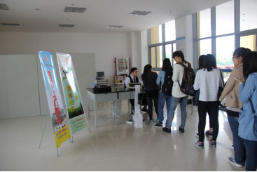 售票现场，秩序井然.jpg