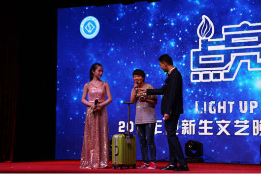 微信抽奖获奖者上台领奖.jpg