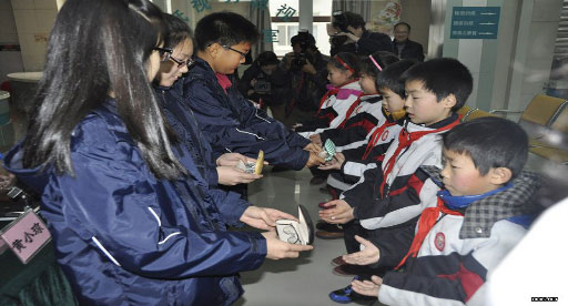 苏州新加坡国际学校的学生向苏州民工子弟学校的学生捐赠眼镜.jpg