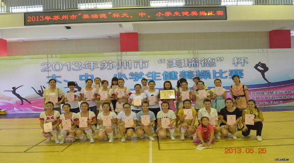 获奖队员与老师合影.jpg