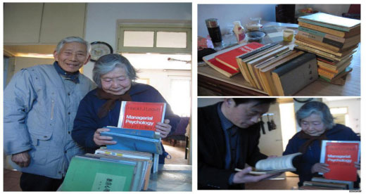 退休老同志向学院图书馆捐赠藏书.jpg