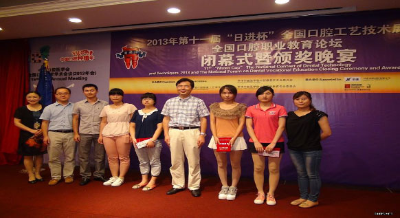 参赛选手和指导老师合影.jpg