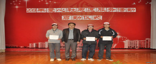 崔书记为竺英才等三位同学颁发荣誉证书.jpg