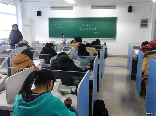 同学认真答题.jpg