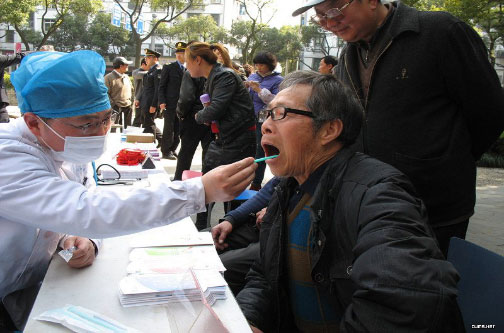 志愿者走进三香社区在为老年人做口腔检查.jpg